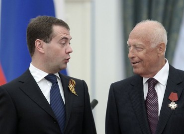 File photo shows Russia’s President Medvedev speaking to Chernomyrdin in Moscow